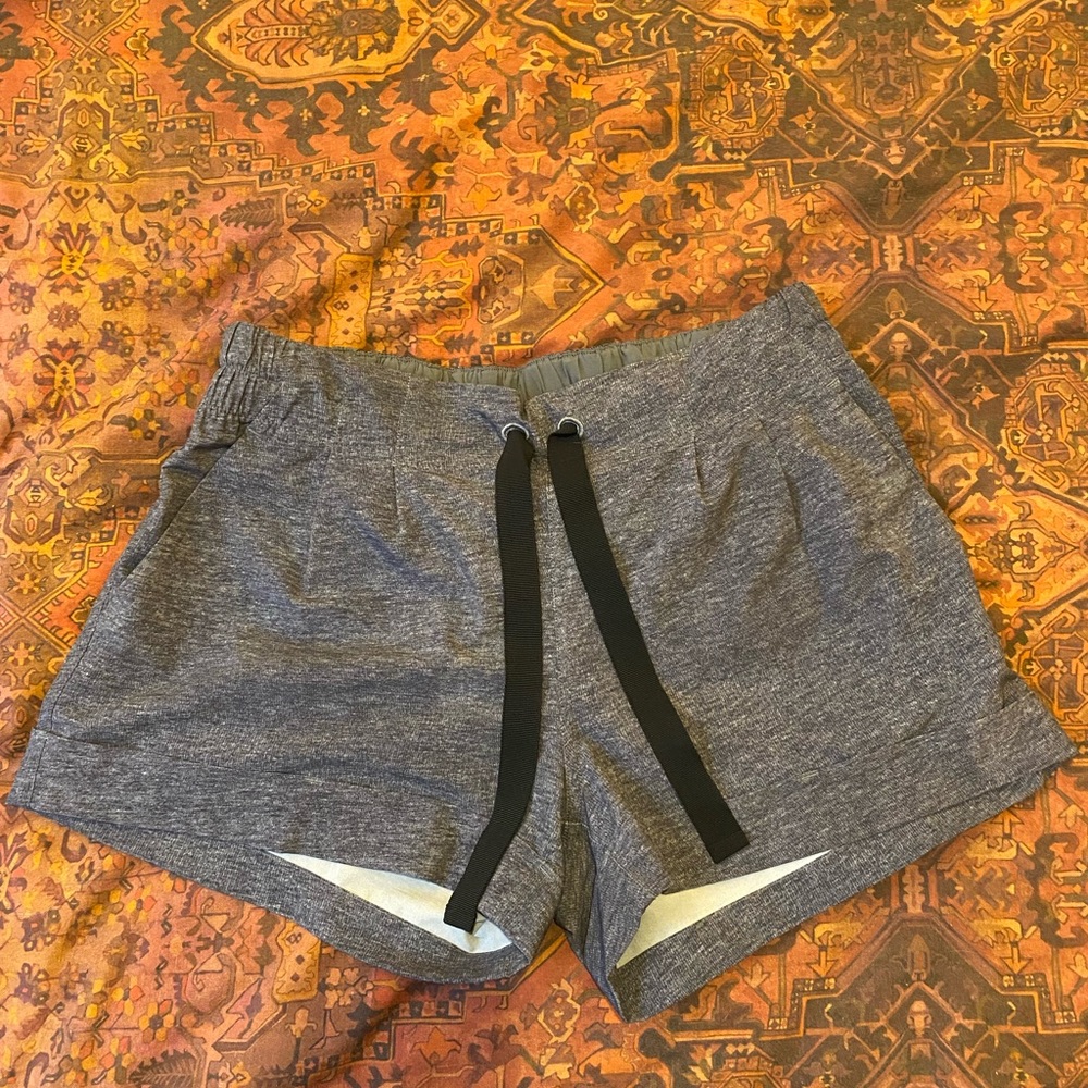 LULULEMON ACTIVE SHORTS SIZE 6